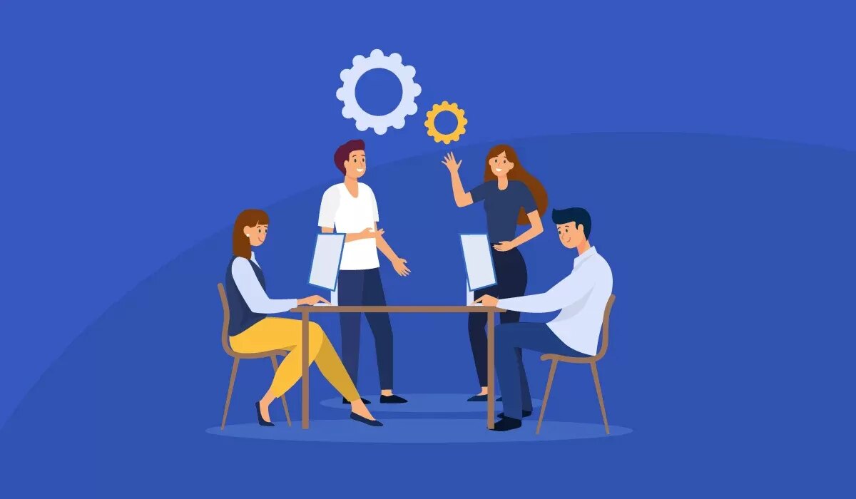 Ilustración de un equipo de trabajo conversando alrededor de una mesa, con engranajes que simbolizan los procesos de la organización