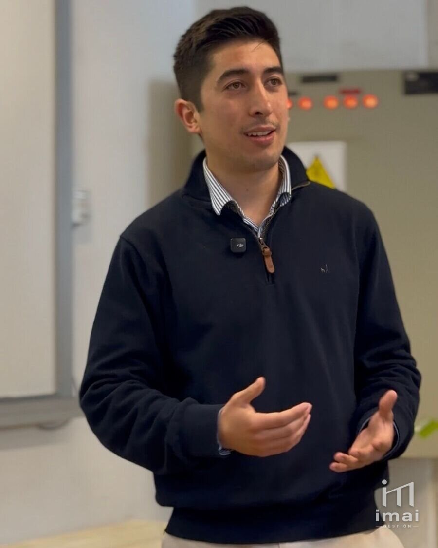 Diego Kimer durante su exposición