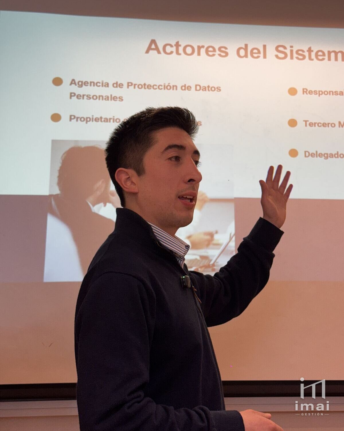 Diego Kimer explica los actores del sistema de protección de datos personales frente a una presentación