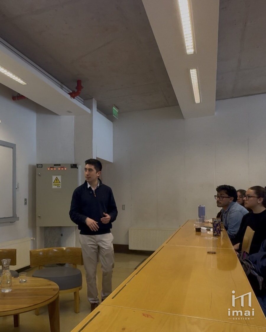 Diego Kimer expone en una sala de la Escuela de Derecho de la Universidad Adolfo Ibáñez frente a los asistentes