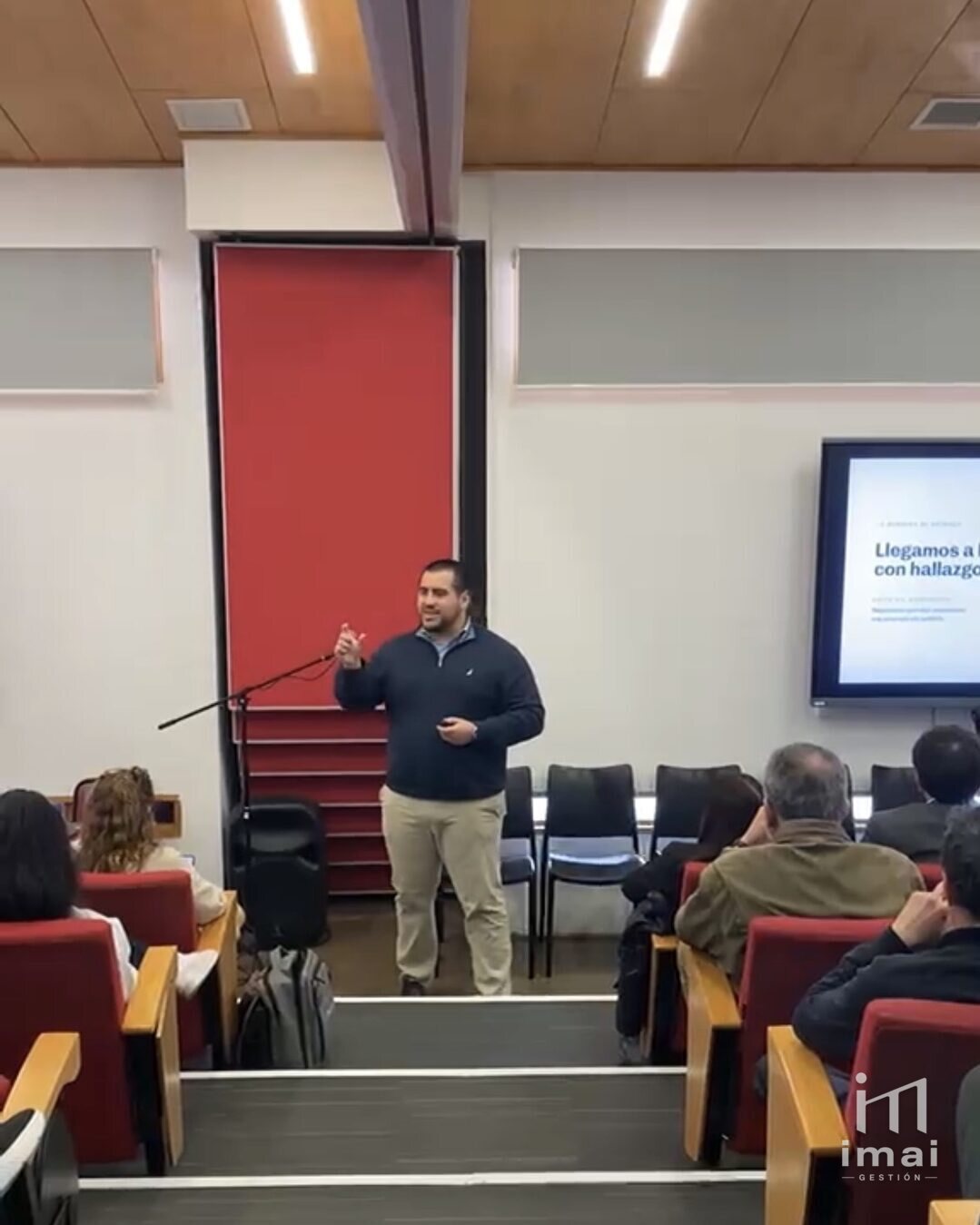 Sebastián Méndez durante su exposición en el auditorio, frente a los asistentes al seminario